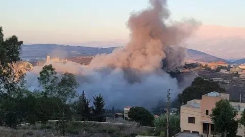 Israel's Air Strikes Hit Southeastern Lebanese Territory