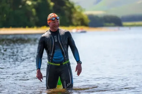 Each Seven Days, He Goes Back to the Bay In Which His Spouse Passed Away